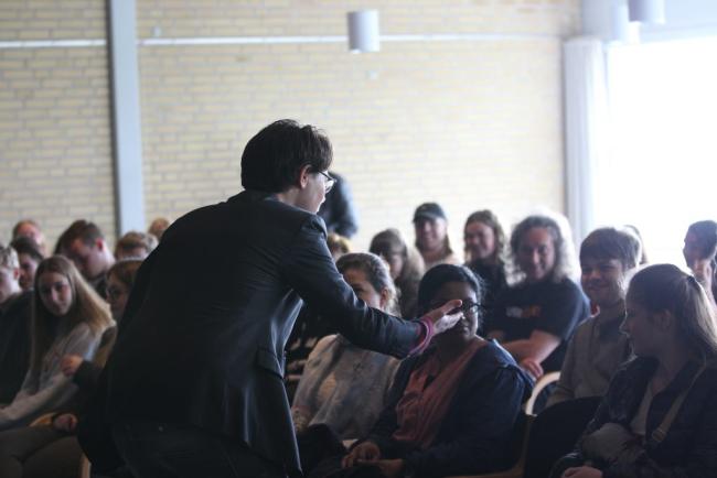 Peter Dyreborg udfordrer danske og tyske gymnasieelever på et workshop arrangeret af Bund Deutscher Nordschleswiger og Sydslesvigsk Forening. Foto: Uffe Iwersen (BDN).